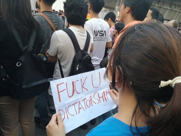 FUCK U Dictatorship - เพศสัมพันธ์ พยัญชนะอักษรยู เอกาธิปไตย : กูเกิล ไม่มีคำแปล