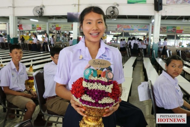 พานไหว้ครูล้อการเมืองโรงเรียนเฉลิมขวัญสตรี : Phitsanulok Hotnews
